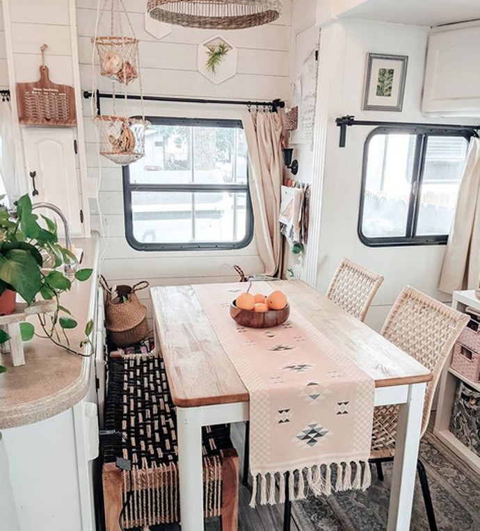 Galerie: Karavan zařízený v boho stylu Galerie: Karavan zařízený v boho stylu