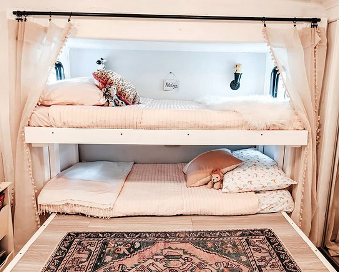 Galerie: Karavan zařízený v boho stylu Galerie: Karavan zařízený v boho stylu