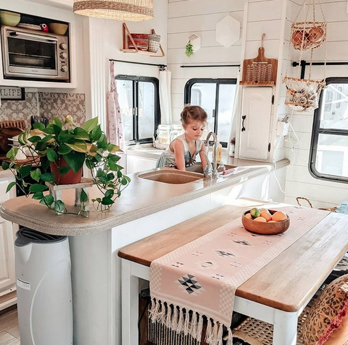 Galerie: Karavan zařízený v boho stylu Galerie: Karavan zařízený v boho stylu