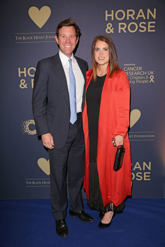 Princezna Eugenie a Jack Brooksbank
Princezna Eugenie začala nový rok tím nejlepším možným způsobem – zásnubami! 1. ledna 2018 si společeně s tehdy ještě přítelem Jackem Brooksbankem užívali výhled na jezero v Nikaragui. „Sluníčko zrovna zapadalo, létali ptáci, jezero bylo nádherné,“ vzpomíná princezna v rozhovoru pro BBC a dodává, že světlo, které v ten moment zrovna bylo, snad ještě nikdy v životě neviděla. „Řekla jsem, že je to neuvěřitelný okamžik a v tu chvíli se Jack vyslovil,“ vypráví Eugenie. Jen si představte, jak asi mohlvypadat safírový zásnubní prsten v záři zapadajícího slunce. Nádhera!
Princezna Eugenie a Jack Brooksbank
Princezna Eugenie začala nový rok tím nejlepším možným způsobem – zásnubami! 1. ledna 2018 si společeně s tehdy ještě přítelem Jackem Brooksbankem užívali výhled na jezero v Nikaragui. „Sluníčko zrovna zapadalo, létali ptáci, jezero bylo nádherné,“ vzpomíná princezna v rozhovoru pro BBC a dodává, že světlo, které v ten moment zrovna bylo, snad ještě nikdy v životě neviděla. „Řekla jsem, že je to neuvěřitelný okamžik a v tu chvíli se Jack vyslovil,“ vypráví Eugenie. Jen si představte, jak asi mohlvypadat safírový zásnubní prsten v záři zapadajícího slunce. Nádhera!