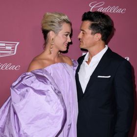 Katy Perry a Orlando Bloom

Zásnuby Orlanda Blooma a Katy Perry neprobíhaly zcela tak, jak si herec naplánoval. Pár vyrazil na valentýnskou večeři do italské restaurace. „Takže jsem tam dorazila a všimla si, že je hladce oholený a nemá ani tenisky. Říkám si: Něco se děje!,“ líčí zásnubní večer zpěvačka a dodává, že si objednávali všechno jídlo, které má ráda. Po večeři vzal Orlando Katy na let helikoptérou. Celou dobu měl v kabátu krabičku s prstenem, jenže byla tak velká, že když se ji snažil vytáhnout, roztrhl si kapsu a shodil láhev šampaňského. Zpěvačka samozřejmě řekla ano a když nově zasnoubený pár přistál, přivítala je rodina a přátelé.

