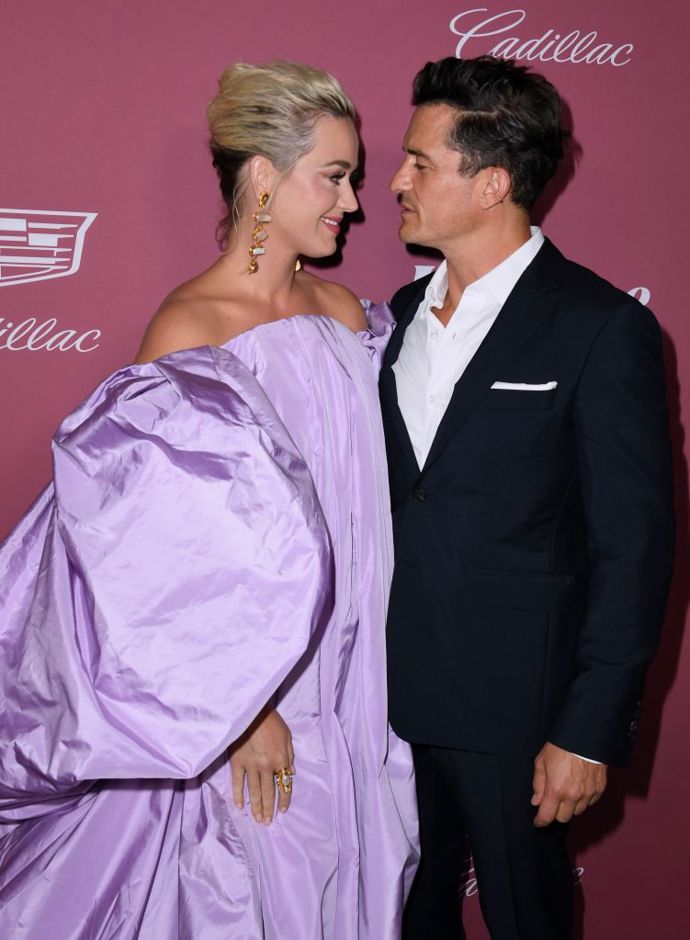 Katy Perry a Orlando Bloom
Zásnuby Orlanda Blooma a Katy Perry neprobíhaly zcela tak, jak si herec naplánoval. Pár vyrazil na valentýnskou večeři do italské restaurace. „Takže jsem tam dorazila a všimla si, že je hladce oholený a nemá ani tenisky. Říkám si: Něco se děje!,“ líčí zásnubní večer zpěvačka a dodává, že si objednávali všechno jídlo, které má ráda. Po večeři vzal Orlando Katy na let helikoptérou. Celou dobu měl v kabátu krabičku s prstenem, jenže byla tak velká, že když se ji snažil vytáhnout, roztrhl si kapsu a shodil láhev šampaňského. Zpěvačka samozřejmě řekla ano a když nově zasnoubený pár přistál, přivítala je rodina a přátelé.
Katy Perry a Orlando Bloom
Zásnuby Orlanda Blooma a Katy Perry neprobíhaly zcela tak, jak si herec naplánoval. Pár vyrazil na valentýnskou večeři do italské restaurace. „Takže jsem tam dorazila a všimla si, že je hladce oholený a nemá ani tenisky. Říkám si: Něco se děje!,“ líčí zásnubní večer zpěvačka a dodává, že si objednávali všechno jídlo, které má ráda. Po večeři vzal Orlando Katy na let helikoptérou. Celou dobu měl v kabátu krabičku s prstenem, jenže byla tak velká, že když se ji snažil vytáhnout, roztrhl si kapsu a shodil láhev šampaňského. Zpěvačka samozřejmě řekla ano a když nově zasnoubený pár přistál, přivítala je rodina a přátelé.