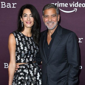 George Clooney a Amal Clooney

Princ Harry se možná inspiroval u George Clooneyho, který svou ženu požádal o ruku také doma. Slavný herec jí mohl vzít kamkoli na světe, ale atmosféra jejich společného domova v LA pro něj měla větší kouzlo. Zásnubní prsten, který Amal navlékl na prsteníček, má sedm karátů a diamant.
