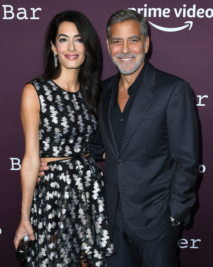 George Clooney a Amal Clooney
Princ Harry se možná inspiroval u George Clooneyho, který svou ženu požádal o ruku také doma. Slavný herec jí mohl vzít kamkoli na světe, ale atmosféra jejich společného domova v LA pro něj měla větší kouzlo. Zásnubní prsten, který Amal navlékl na prsteníček, má sedm karátů a diamant.
George Clooney a Amal Clooney
Princ Harry se možná inspiroval u George Clooneyho, který svou ženu požádal o ruku také doma. Slavný herec jí mohl vzít kamkoli na světe, ale atmosféra jejich společného domova v LA pro něj měla větší kouzlo. Zásnubní prsten, který Amal navlékl na prsteníček, má sedm karátů a diamant.