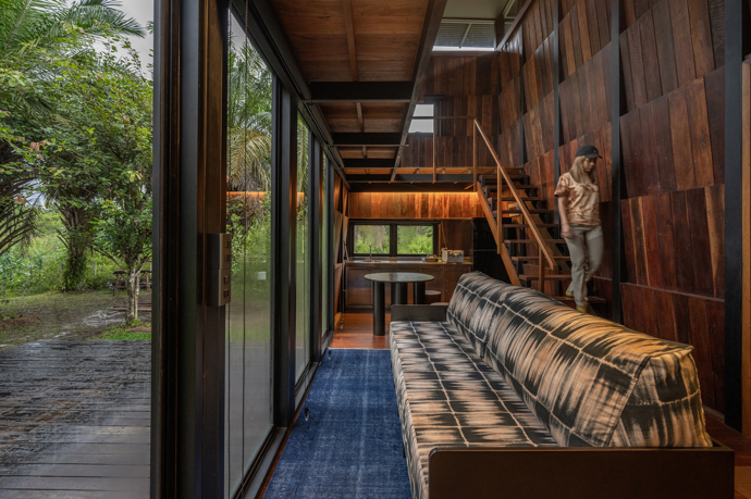 Chatka byla postavená levně z recyklovaného a opalovaného dřeva Chatka byla postavená levně z recyklovaného a opalovaného dřeva