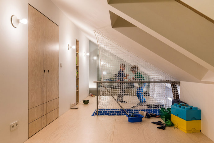 Podkrovní sen: Jak architekti vytvořili domov pro pětičlennou rodinu s dokonalou harmonií soukromí a společného prostoru.
