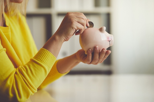 V rozpočtu počítejte nejen s pravidelnými nezbytnými výdaji, ale vyčleňte i finance na zbytné radosti. Zhruba 10 % příjmů je pak vhodné uspořit. V rozpočtu počítejte nejen s pravidelnými nezbytnými výdaji, ale vyčleňte i finance na zbytné radosti. Zhruba 10 % příjmů je pak vhodné uspořit.