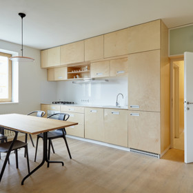 Interiér tohoto bytu doslova povstal z popele. A přestože na začátku celé rekonstrukce stála rodinná tragédie, výrazný zásah architektů změnil prostor od základů a rodině pomohl k vytouženému pohodlnému bydlení.
Interiér tohoto bytu doslova povstal z popele. A přestože na začátku celé rekonstrukce stála rodinná tragédie, výrazný zásah architektů změnil prostor od základů a rodině pomohl k vytouženému pohodlnému bydlení.
