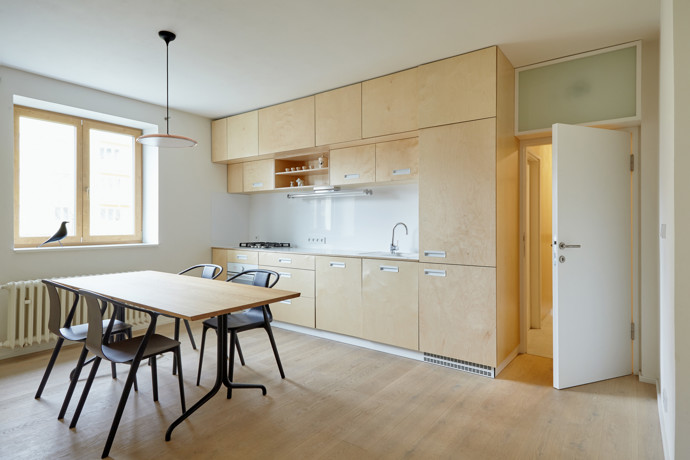 Interiér tohoto bytu doslova povstal z popele. A přestože na začátku celé rekonstrukce stála rodinná tragédie, výrazný zásah architektů změnil prostor od základů a rodině pomohl k vytouženému pohodlnému bydlení. 
