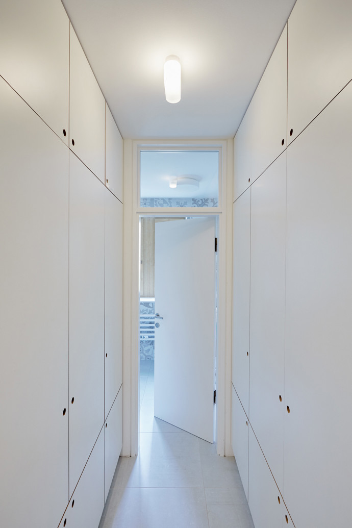 Interiér tohoto bytu doslova povstal z popele. A přestože na začátku celé rekonstrukce stála rodinná tragédie, výrazný zásah architektů změnil prostor od základů a rodině pomohl k vytouženému pohodlnému bydlení. 
