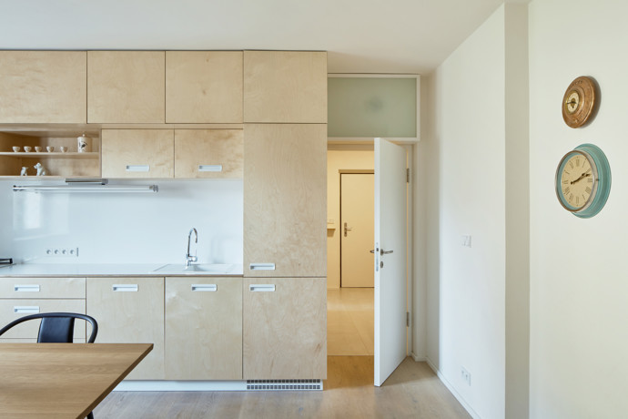 Interiér tohoto bytu doslova povstal z popele. A přestože na začátku celé rekonstrukce stála rodinná tragédie, výrazný zásah architektů změnil prostor od základů a rodině pomohl k vytouženému pohodlnému bydlení. 
