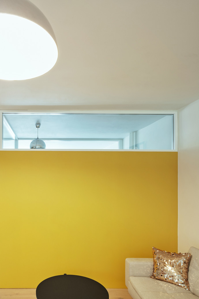 Interiér tohoto bytu doslova povstal z popele. A přestože na začátku celé rekonstrukce stála rodinná tragédie, výrazný zásah architektů změnil prostor od základů a rodině pomohl k vytouženému pohodlnému bydlení. 
