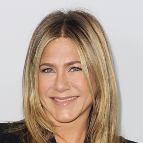 Zesvětlování a zkracování. Ovšem postupný sestřih je opět u Aniston jasným výhercem. Herečka v blonďatější verzi výrazně zestárla, ovšem šmrc jí nechybí v žádné situaci. 

