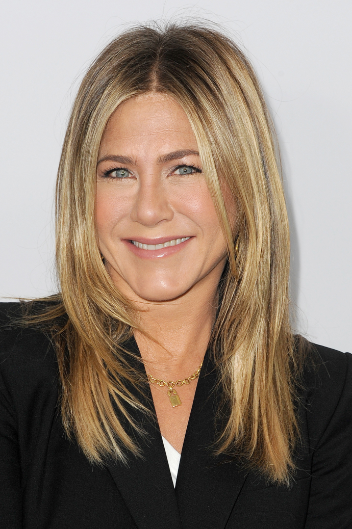 Zesvětlování a zkracování. Ovšem postupný sestřih je opět u Aniston jasným výhercem. Herečka v blonďatější verzi výrazně zestárla, ovšem šmrc jí nechybí v žádné situaci. 
