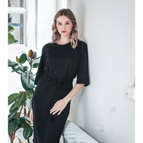 Tak zvané "malé černé" vám také v šatníku nesmí chybět. Můžete je vzít prakticky kamkoli, kde se chcete cítit dobře. Do práce, ale třeba i na večeři nebo do divadla. Lze k nim obout lodičky nebo třeba tenisky, dají se skvěle kombinovat prakticky se vším. 

nanoSPACE, 3799 Kč
