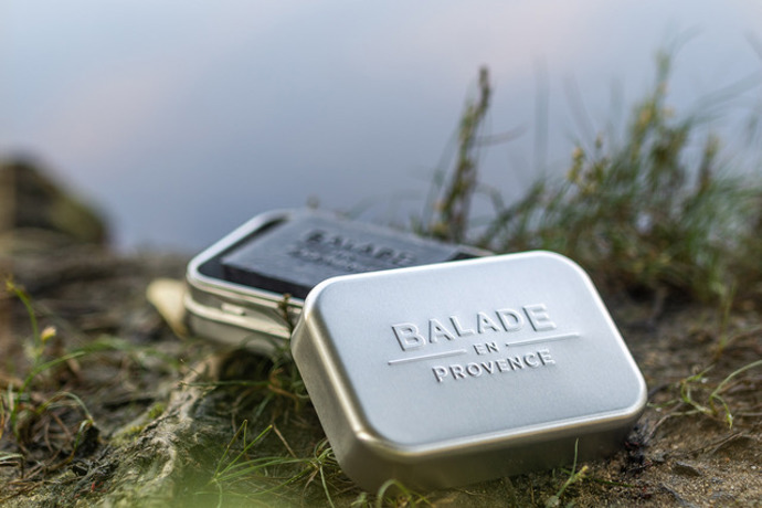 Stylová cestovní krabička s vyjímatelnou přihrádkou, Balade en Provence, prodává Flowbase.cz.
Stylová cestovní krabička s vyjímatelnou přihrádkou, Balade en Provence, prodává Flowbase.cz.