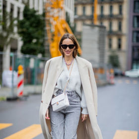 Alexandra Lapp sladila outfit do tónů šedé a bílé.
