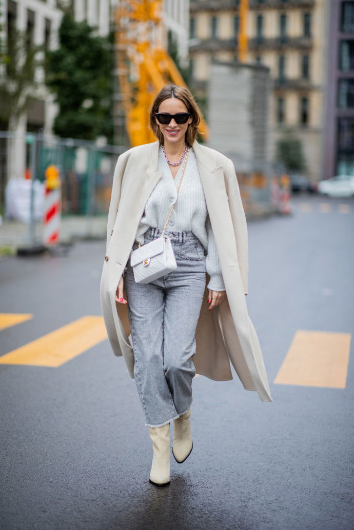 Alexandra Lapp sladila outfit do tónů šedé a bílé.
