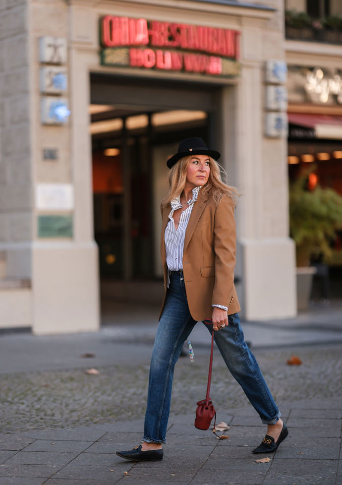 Yasmin von Schlieffen-Nannen zkombinovala klasické kousky do casual outfitu.
