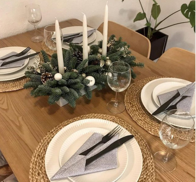 Minimalistická výzdoba štědrovečerní tabule. Podobnou si zvládnete doma vytvořit i vy sami.
