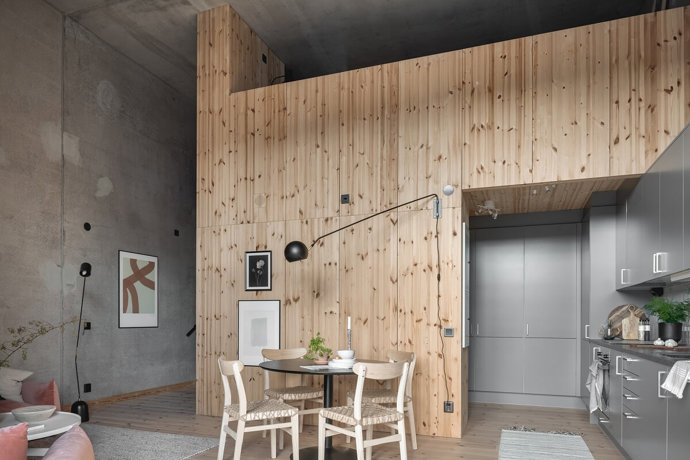 Skandinávský loft vyrobený z betonu a dřeva