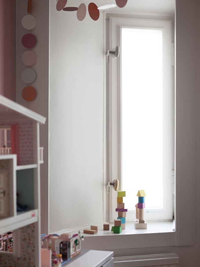Rodiče, dvě děti a vytříbený vkus. To vás čeká, když otevřete dveře tohoto devadesátimetrového bytu, který se jeho majitelé rozhodli zařídit v minimalistickém skandinávském stylu.
