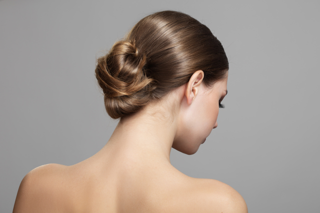 Sexy uhlazený drdol je sázka na jistotu. Navíc i po čtyřicítce vám tento účes dodá elegantní a mladistvý look.

