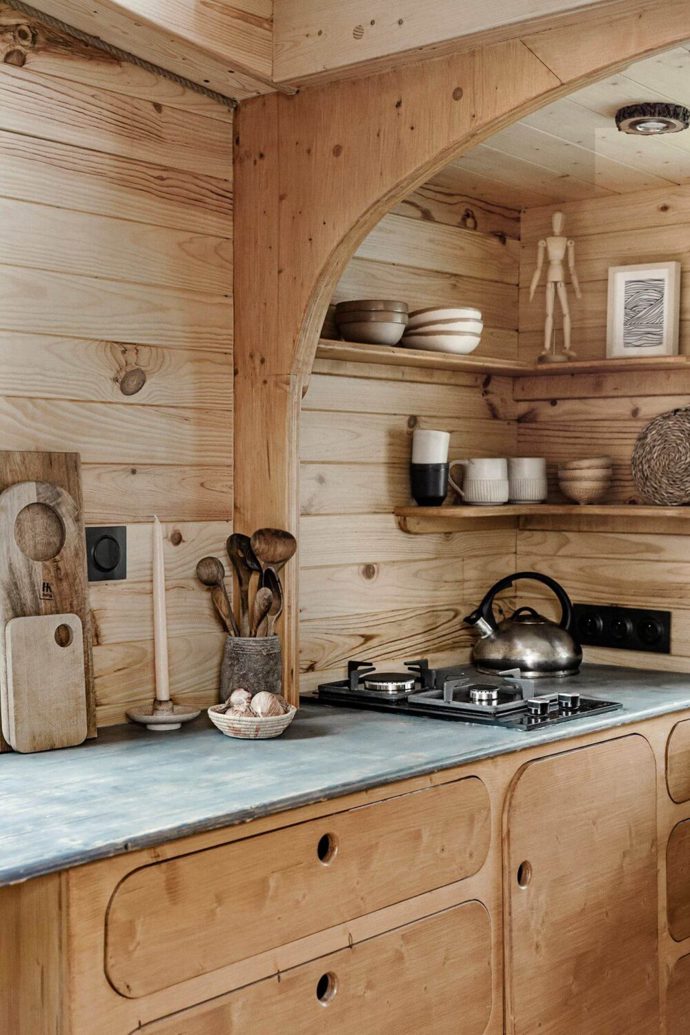 Tento domek v sobě skrývá velmi originální příběh, byl totiž navržený pro bývalého bezdomovce, který nečekaně zdědil peníze. Bylo jich dost na vlastní bydlení, ale ne tolik, aby si postavil větší než malý dům.
