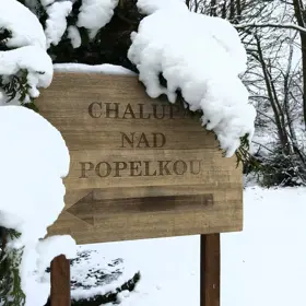 Dřevěná směrovka zasypaná čerstvým sněhem u cesty k Chalupě nad Popelkou. Zimní ticho tu člověka obejme dřív, než vůbec stihne sundat rukavice.
Dřevěná směrovka zasypaná čerstvým sněhem u cesty k Chalupě nad Popelkou. Zimní ticho tu člověka obejme dřív, než vůbec stihne sundat rukavice.