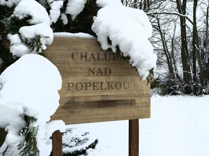 Dřevěná směrovka zasypaná čerstvým sněhem u cesty k Chalupě nad Popelkou. Zimní ticho tu člověka obejme dřív, než vůbec stihne sundat rukavice.
Dřevěná směrovka zasypaná čerstvým sněhem u cesty k Chalupě nad Popelkou. Zimní ticho tu člověka obejme dřív, než vůbec stihne sundat rukavice.