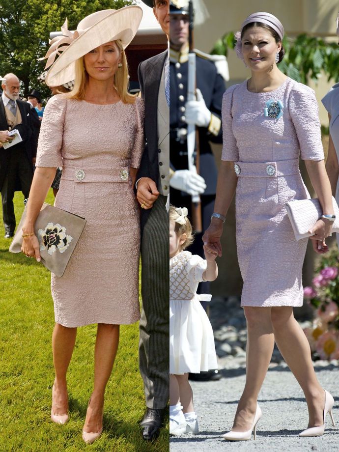 Řecká korunní princezna Marie-Chantal si na Derby Day v Anglii oblékla růžové šaty Dolce&Gabbana s výraznými knoflíky. Jen o několik dní později zvolila totožné šaty také švédská korunní princezna Victoria, a to na křest princezny Leonore.
