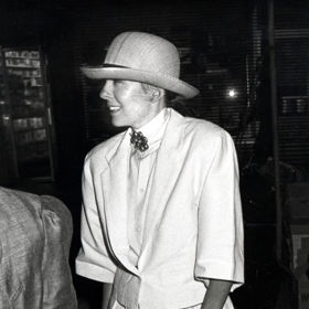 Diane Keaton v roce 1982 v kalhotovém kostýmku s kloboukem jejího oblíbeného tvaru

