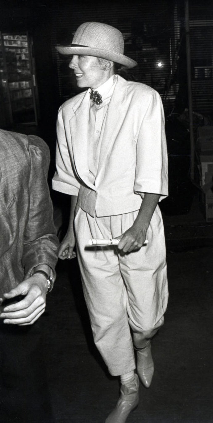 Diane Keaton v roce 1982 v kalhotovém kostýmku s kloboukem jejího oblíbeného tvaru
Diane Keaton v roce 1982 v kalhotovém kostýmku s kloboukem jejího oblíbeného tvaru