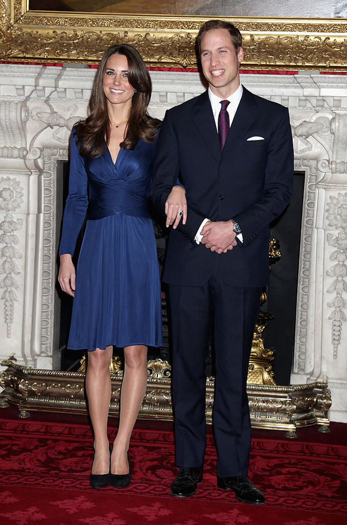 2010

Po měsících spekulací pár oficiálně oznámil zásnuby! „Princ William a slečna Middleton se zasnoubili v říjnu, a to během soukromé dovolení v Keni. Princ William o tom informoval královnu a blízké členy rodiny. Zároveň princ William dostal svolení od otce slečny Middleton,“ znělo v oficiální zprávě Buckinghamského paláce. 
