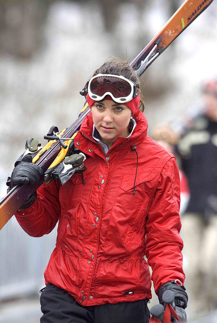2004

V dubnu 2004 se britští paparazzi nemohli nabažit! Na světě totiž byla první společná fotografie prince Williama s Kate Middleton. Pár byl zachycen na zimní dovolené ve švýcarském Klostersu. 
