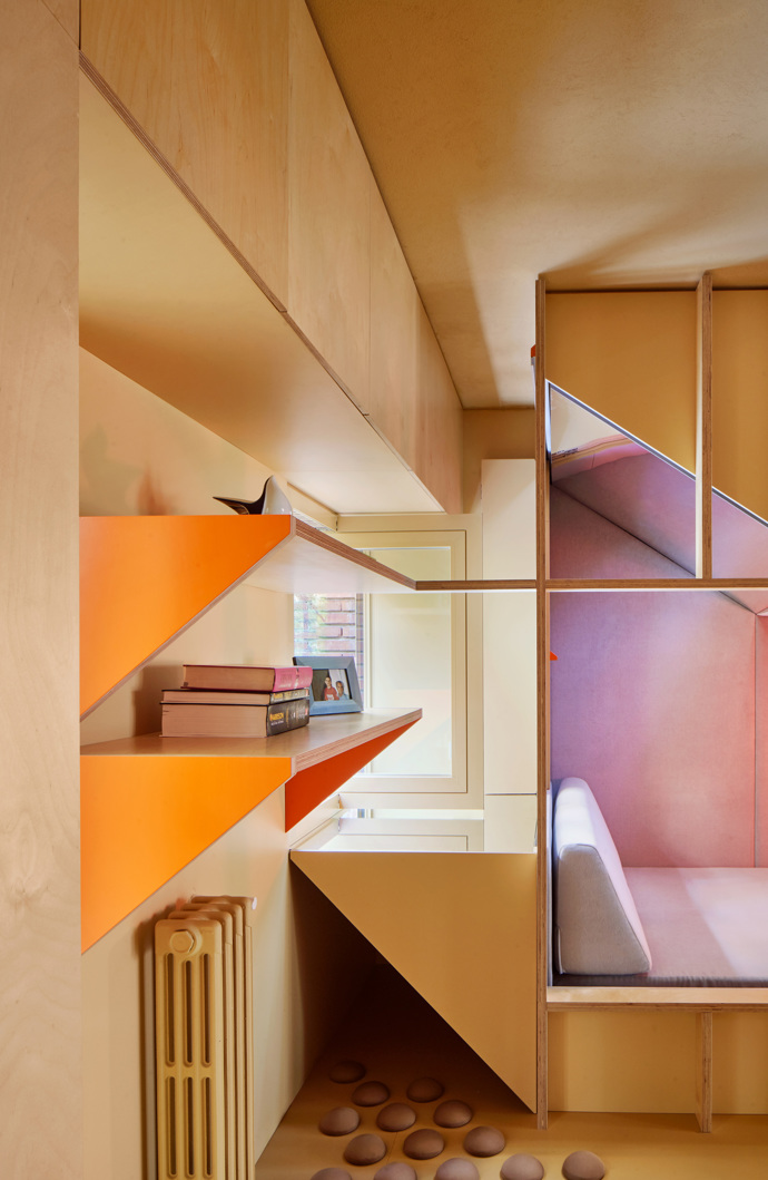 Hlavním problémem v tomto čtyřicetimetrovém bytě bylo nesnesitelné horko v letních měsících a nedostatečná cirkulace vzduchu. Šikovní architekti pro lékaře Jamieho a jeho psa vytvořili místo, kde si odpočinou za jakéhokoli počasí.
