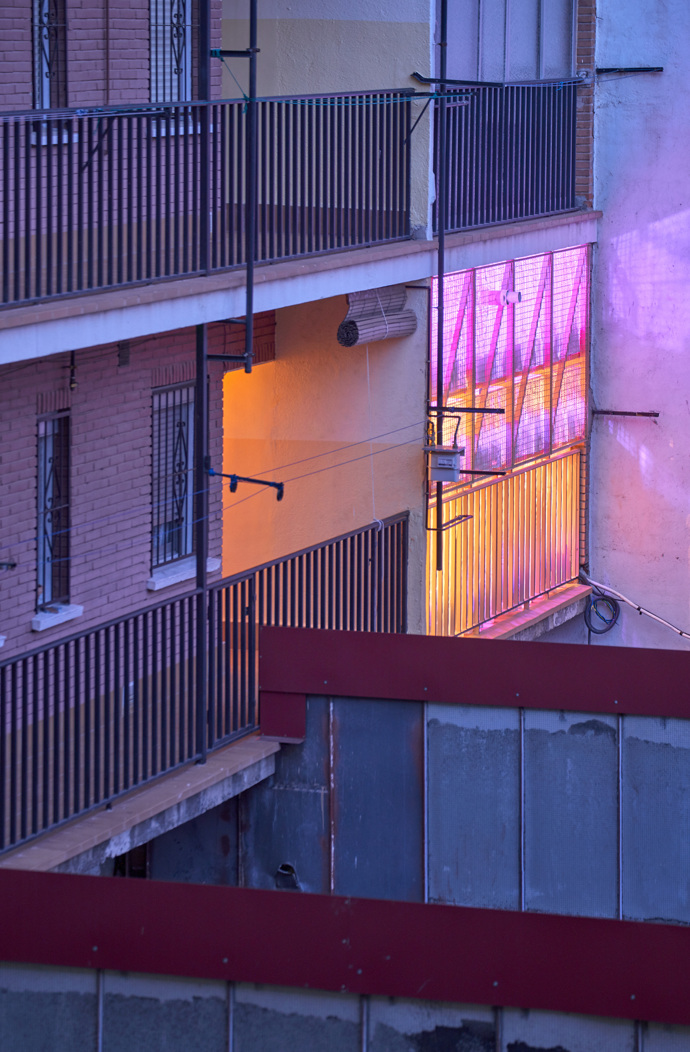 Hlavním problémem v tomto čtyřicetimetrovém bytě bylo nesnesitelné horko v letních měsících a nedostatečná cirkulace vzduchu. Šikovní architekti pro lékaře Jamieho a jeho psa vytvořili místo, kde si odpočinou za jakéhokoli počasí.

