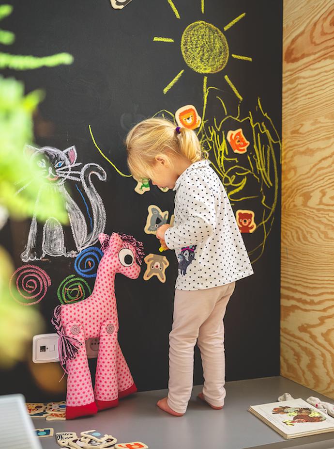 Z herny k vysněnému dětskému pokoji: Jak designérka proměnila tmavou místnost v dětský ráj.
Z herny k vysněnému dětskému pokoji: Jak designérka proměnila tmavou místnost v dětský ráj.