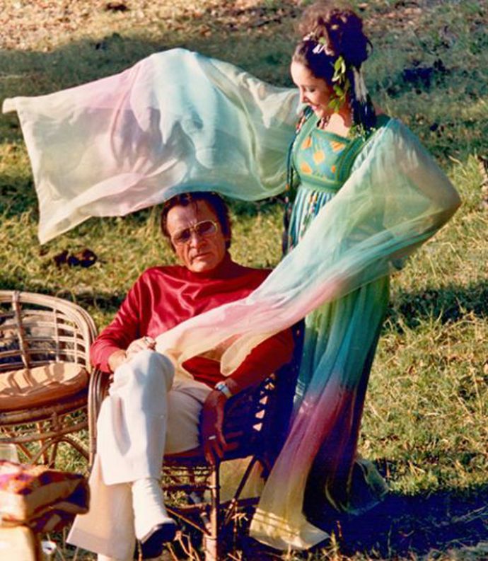 Richard Burton (ZNOVU), 10. října 1975

Po deseti letech se Richard s Elizabeth rozvedli. Jenže, láska je mocná čarodějka, a tak se pár po několika měsících dal opět dohromady. A co následovalo? Hádáte správně – svatba! Tentokrát se Elizabeth v duchu rozevlátých 70. let oblékla do svatebních šatů ve všech barvách duhy. Netradiční svatebky navrhla Gina Fratini.

Bohužel, ani jejich druhé manželství nemělo dlouhého trvání. Dvojice se rozvedla v roce 1976. 
