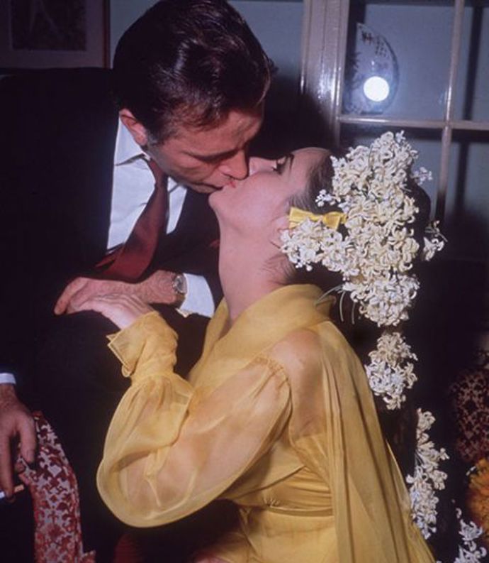 Richard Burton, 15. března 1964

Při natáčení filmu Kleopatra se Elizabeth Taylor zamilovala do Richarda Burtona. To, že nejde jenom o „románek“, potvrdil pár svatbou v Montrealu v roce 1964. Kostýmní návrhářka filmu Kleopatra, Irene Sharaff, vytvořila pro Elizabeth ikonické kanárkově žluté šaty. Vzhled doplnila hyacinty a konvalinkami, které měla Liz vpletené ve vlasech. Finální tečku na svatebních šatech tvořila diamantová brož Bulgari. 

