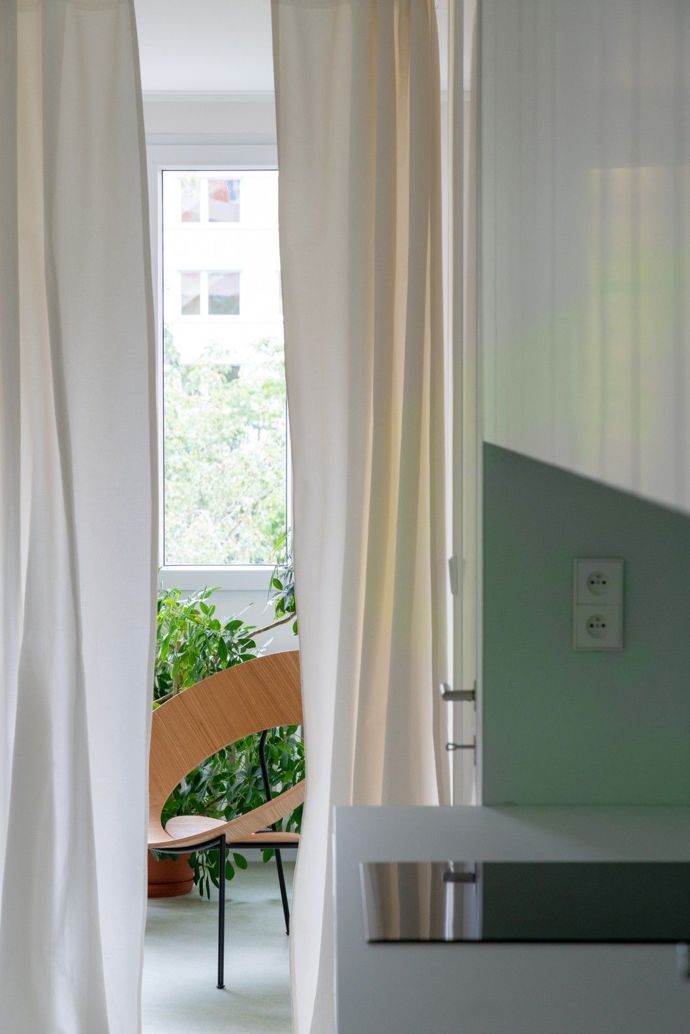 Téměř sedmdesátimetrový byt neprošel od 70. let žádnou rekonstrukcí. Bylo nutné vytvořit nové dispozice, odstranit původní jádro a přizpůsobit interiér současným potřebám.
