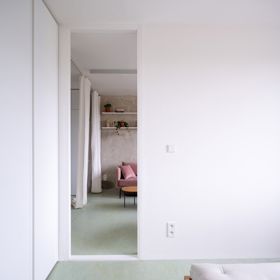 Téměř sedmdesátimetrový byt neprošel od 70. let žádnou rekonstrukcí. Bylo nutné vytvořit nové dispozice, odstranit původní jádro a přizpůsobit interiér současným potřebám.
