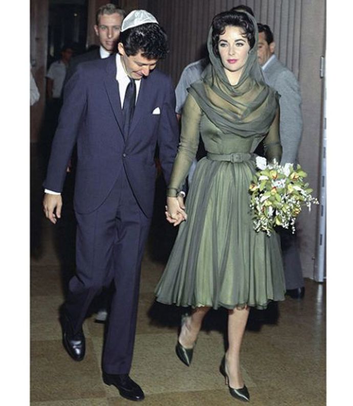 Eddie Fisher, 12. května 1959

Po Toddově smrti se Elizabeth Taylor zamilovala do jeho blízkého přítele Eddieho Fishera. Tato láska Elizabeth nepřivedla do kostela, nýbrž do synagogy v Las Vegas, kde si pár slíbil lásku v květnu 1959. Tentokrát dala Liz přednost tmavě zeleným hedvábným šatům, které doplnila o „kapuci“. 
