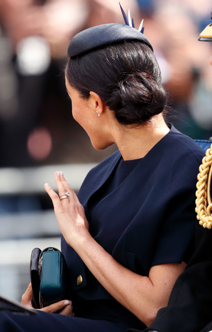 Zásnubní prsten Meghan Markle navrhl sám princ Harry. Hlavní diamant je z Botswany a na prstenu jsou i dva diamanty, které patřily princezně Dianě.
Zásnubní prsten Meghan Markle navrhl sám princ Harry. Hlavní diamant je z Botswany a na prstenu jsou i dva diamanty, které patřily princezně Dianě.