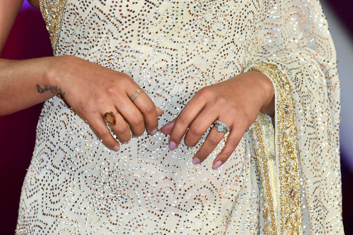 Priyanka Chopra se těší ze zásnubního prstýnku od Tiffany & Co.
Priyanka Chopra se těší ze zásnubního prstýnku od Tiffany & Co.