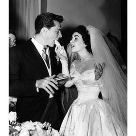 Conrad "Nicky" Hilton, 6. května 1950

Elizabeth Taylor šla poprvé svatební uličkou v roce 1950, kdy před zraky 700 hostů řekla své „ano“ Conradu "Nickymu" Hiltonovi. Tehdy osmnáctiletá Elizabeth si nechala svatební šaty navrhnout od proslulé módní návrhářky Helen Rose, která stála také za svatebními šaty Grace Kelly. Mimochodem tyto „svatebky“ Elizabeth Taylor byly v roce 2013 vydraženy v londýnské aukci, a to za 187 931 amerických dolarů.

Pár se rozvedl rok po svatbě. 
