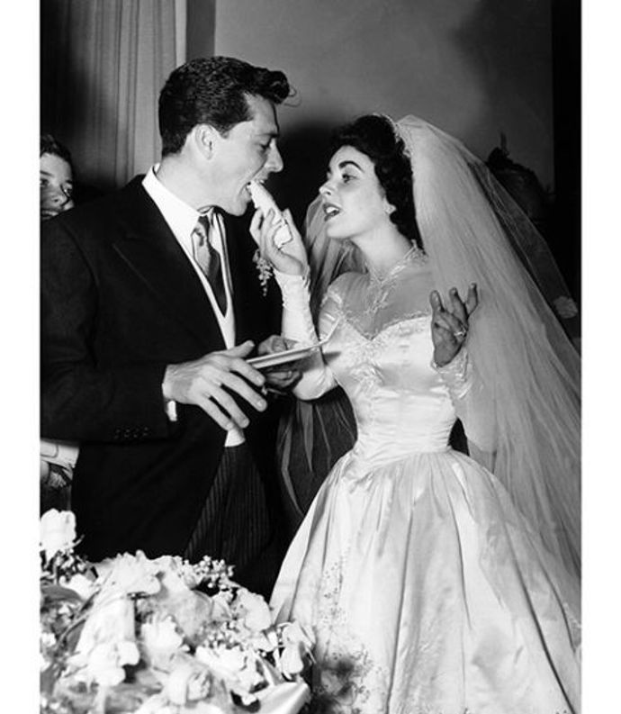 Conrad "Nicky" Hilton, 6. května 1950

Elizabeth Taylor šla poprvé svatební uličkou v roce 1950, kdy před zraky 700 hostů řekla své „ano“ Conradu "Nickymu" Hiltonovi. Tehdy osmnáctiletá Elizabeth si nechala svatební šaty navrhnout od proslulé módní návrhářky Helen Rose, která stála také za svatebními šaty Grace Kelly. Mimochodem tyto „svatebky“ Elizabeth Taylor byly v roce 2013 vydraženy v londýnské aukci, a to za 187 931 amerických dolarů.

Pár se rozvedl rok po svatbě. 
