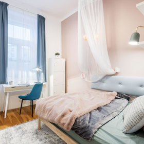 Když se paní Veronika ozvala designérce Martině Kleinové, byl opravdu nejvyšší čas. Po rozvodu se se dvěma dcerami potřebovala co nejrychleji nastěhovat, jenže v nově pořízeném bytě měly zatím jen pohovku. 
