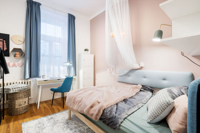 Když se paní Veronika ozvala designérce Martině Kleinové, byl opravdu nejvyšší čas. Po rozvodu se se dvěma dcerami potřebovala co nejrychleji nastěhovat, jenže v nově pořízeném bytě měly zatím jen pohovku. 
