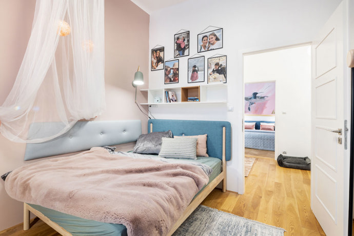 Když se paní Veronika ozvala designérce Martině Kleinové, byl opravdu nejvyšší čas. Po rozvodu se se dvěma dcerami potřebovala co nejrychleji nastěhovat, jenže v nově pořízeném bytě měly zatím jen pohovku. 
